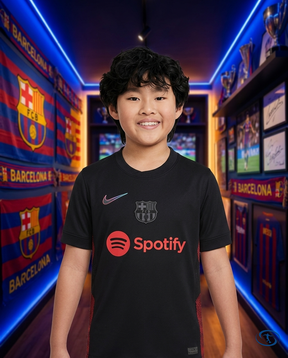 Conjunto Infantil Barcelona Away 24/25 Nike - Preto - Badge Close-Up | Sant Sport