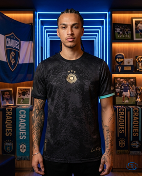 Camisa Lionel Messi "GOAT" Edição Especial Comma Football - Masculino - Preto e Azul - Front View | Sant Sport