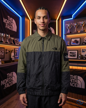 The North Face Men's - Green e Azul Windbreaker - Front View | Sant Sport
