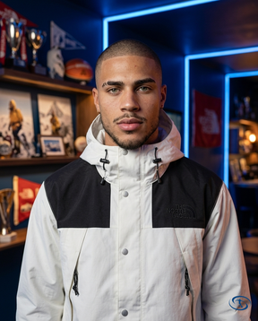 The North Face Men's - White e Preto Windbreaker - Badge Close-Up | Sant Sport