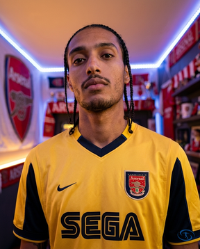Camisa Arsenal Away Retrô 99/00 Torcedor Adidas Masculina - Amarelo - Badge Close-Up | Sant Sport