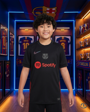 Conjunto Infantil Barcelona Away 24/25 Nike - Preto - Front View | Sant Sport